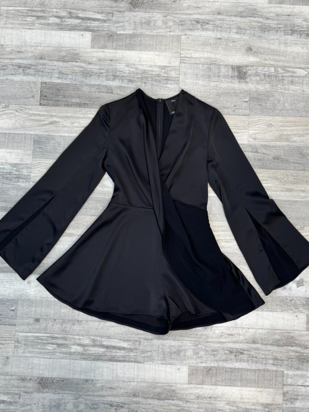 C/MEO Collective Black Deep V-Neck Romper Size Small Flare Sleeve D38